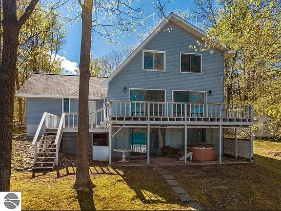 3rd image of 6826 Little Twin Lake Rd NE