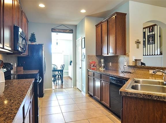 5th image of 3300 Glenmore Dr