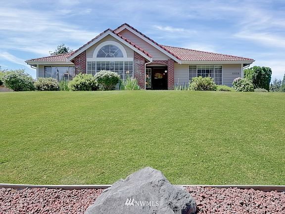 Beautiful one level home in highly desired Creek Ridge>
