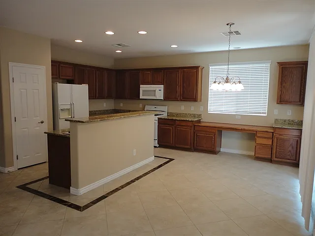 5 bed, 3.0 bath, 2569 sqft, $2,705 — Photo 3