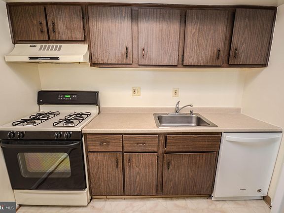 5th image of 2624 Wagon Dr Suite 304