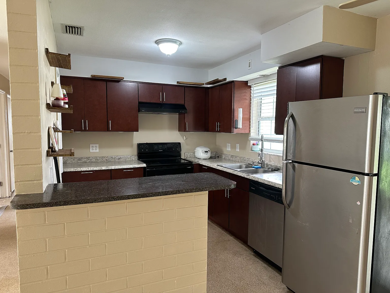 3 bed, 1008 sqft, $2,300 — Photo 3