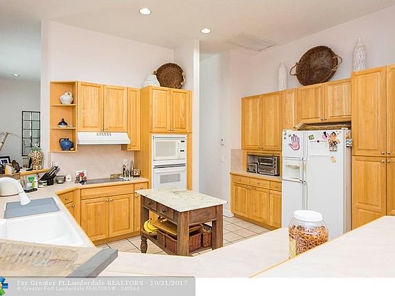 5th image of 10842 NW 5th St