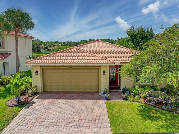 3rd image of 2149 SW Newport Isles Boulevard