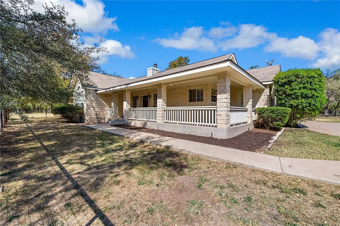 3 bed, 2.0 bath, 2056 sqft, $3,000 — Photo 1