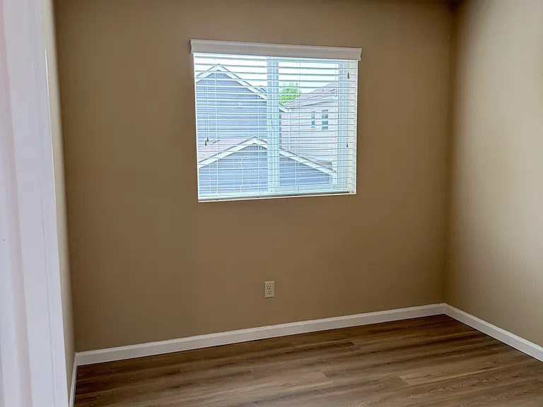 20940 Edgemont St — Photo 10