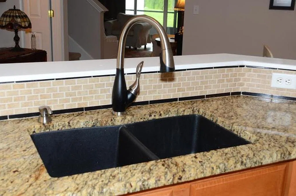 3 bed, 2.5 bath, 1387 sqft, $1,950 — Photo 3