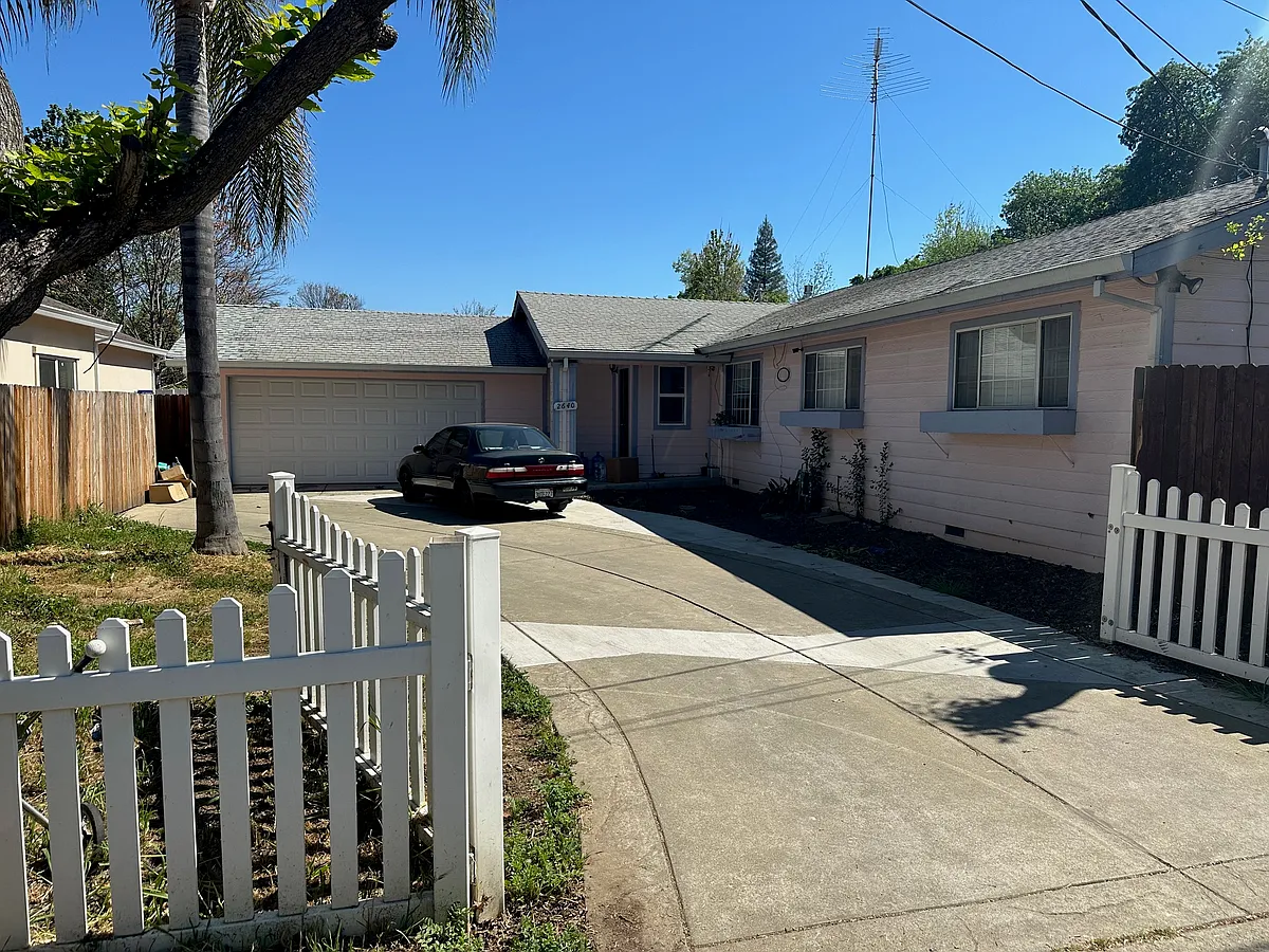 Driveway & garage - 2640 Cardinal Ct