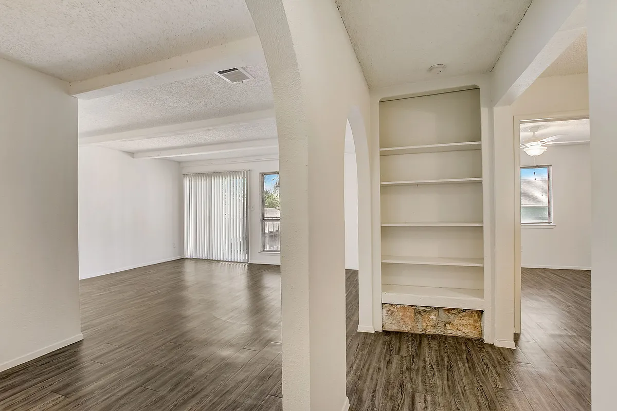 Building Photo - The Oaks Apartments