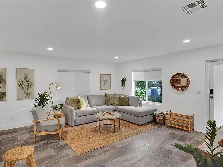 1121 SW 15th Ave — Photo 3