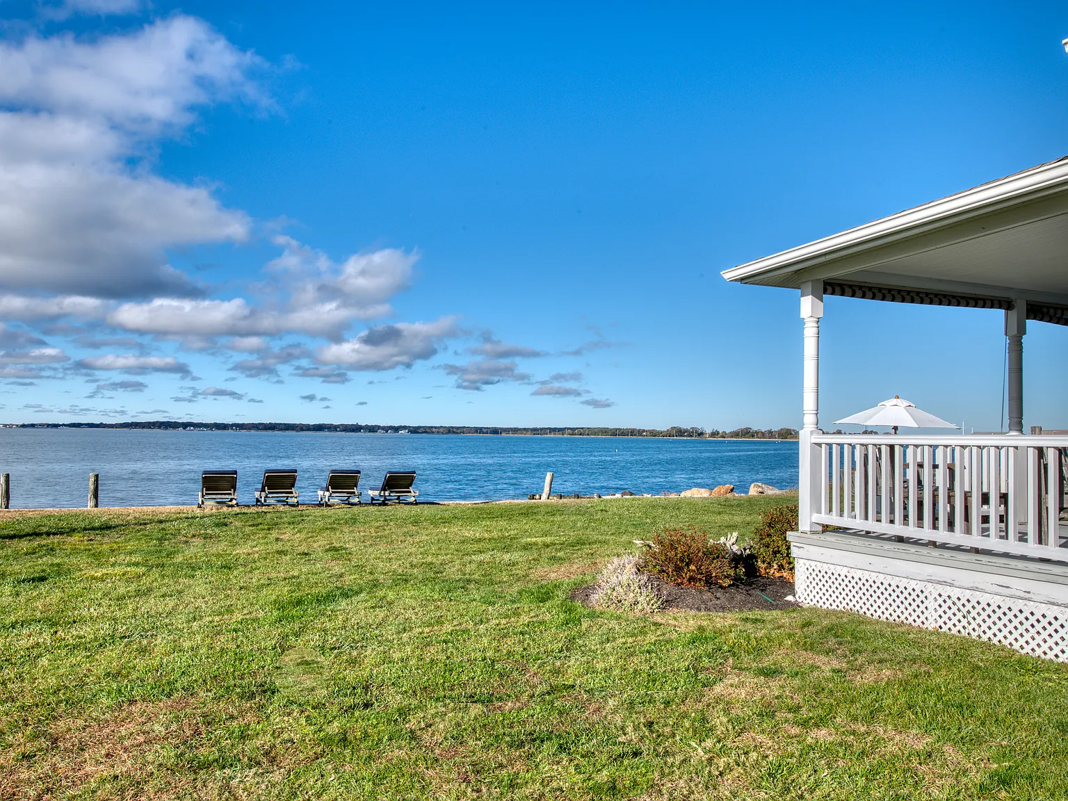historic Bayfront beach cottage located on Orient Harbor — Photo 3