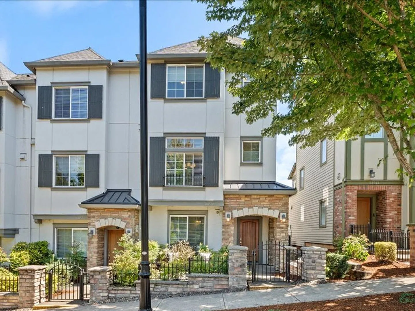 Stunning 3-Bedroom Townhome In Villebois With Garage, Fireplace & Community Amenities — Photo 1