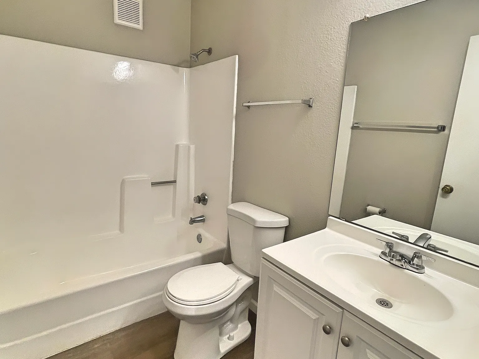 Studio, 375 sqft, $975 — Photo 3
