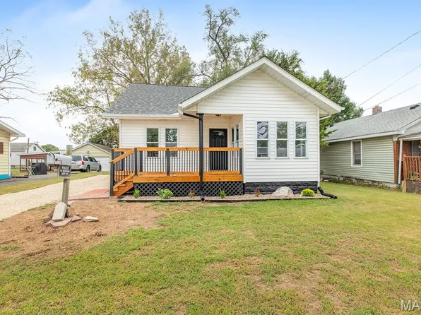 130 Harnett Ave, Wood River, IL 62095