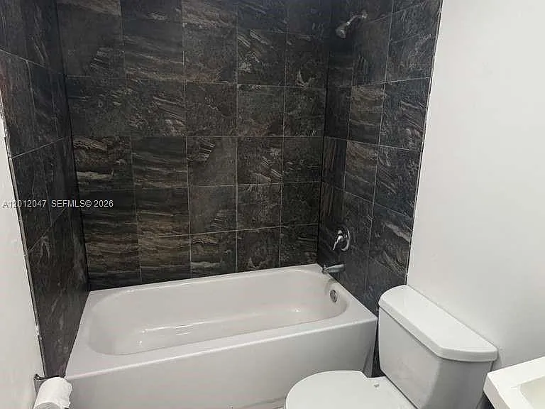 500 Executive Center Dr #5C — Photo 14