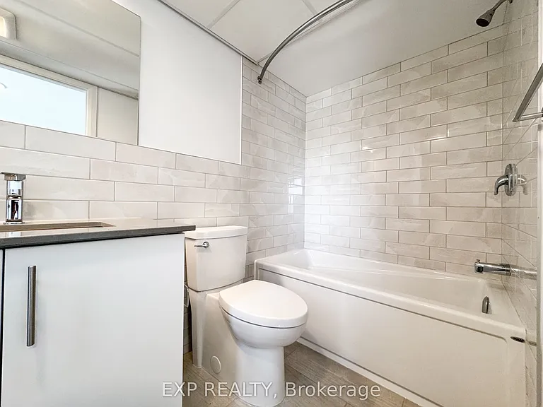25 Fair Oaks Cres #E — Photo 23