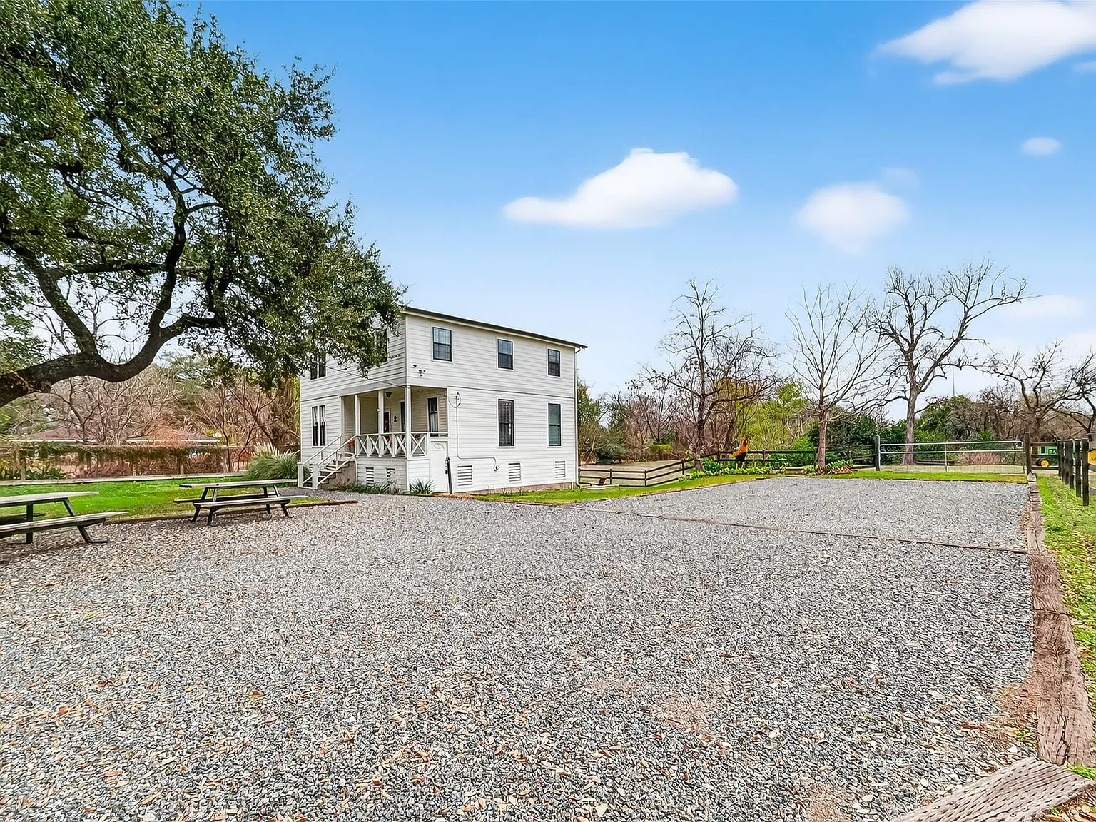 1 bed, 1.5 bath, 2255 sqft, $5,900 — Photo 2