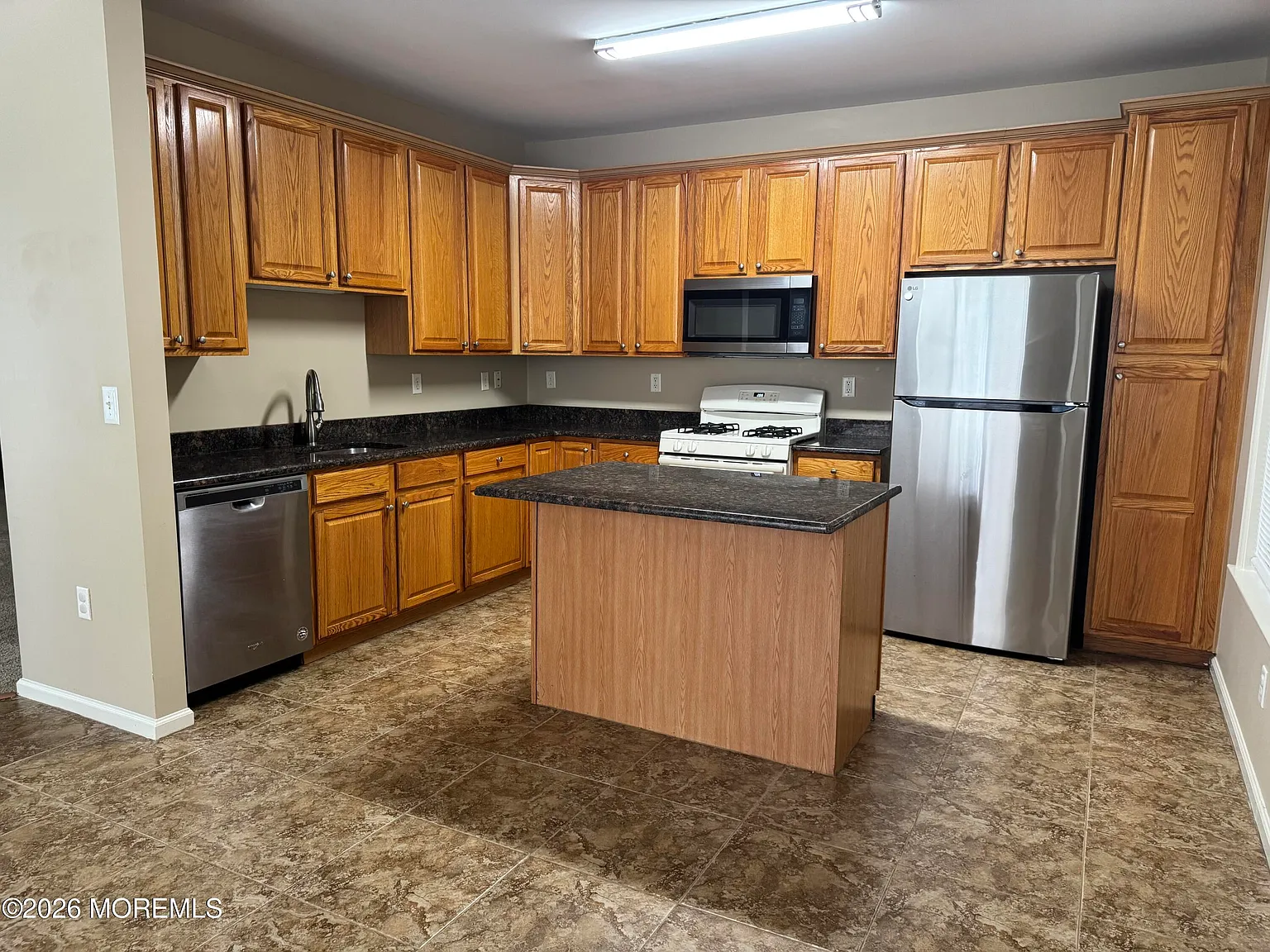 2 bed, 1592 sqft, $3,000 — Photo 3