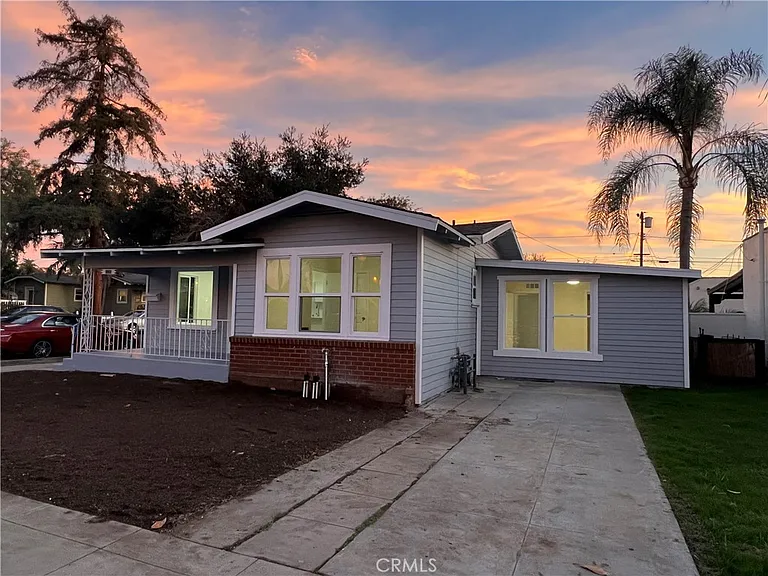 600 W Wilshire Ave — Photo 2