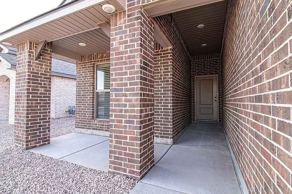 4 bed, 2.0 bath, 1727 sqft, $2,800 — Photo 2