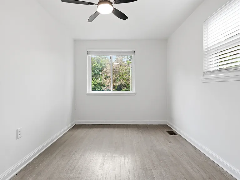 525 Oakwood St SE — Photo 18