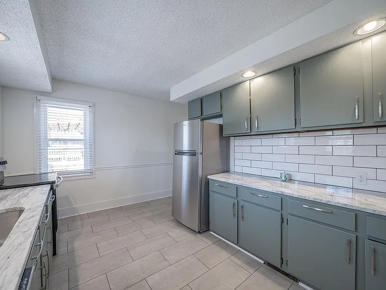 225 N Rutan Ave — Photo 16