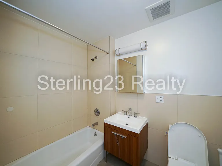 2550 Crescent St #2C — Photo 2