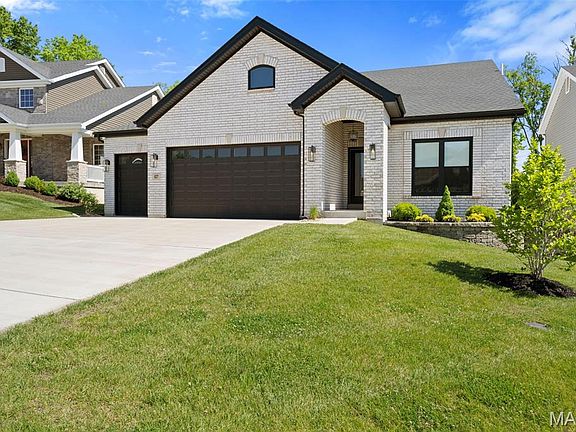 3rd image of 827 Summit Bluff Ct
