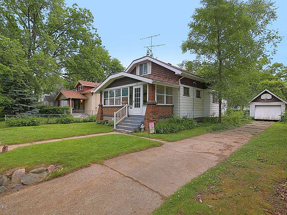 2nd image of 2016 Coit Ave NE