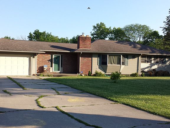 3rd image of 382 Parklane Dr