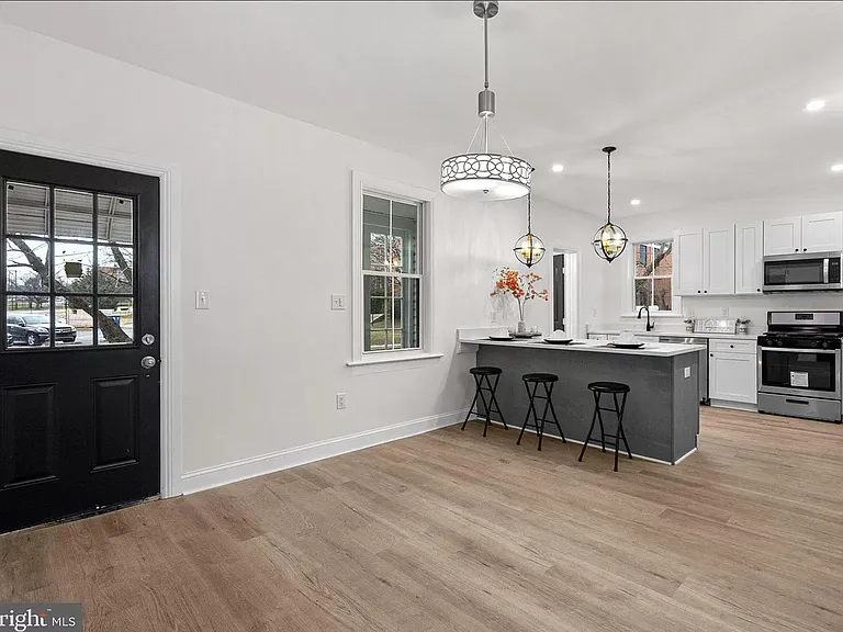 617 Montgomery St — Photo 6