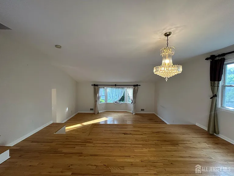 8 Julie Dr — Photo 5