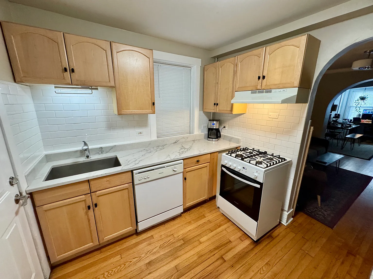 2 bed, 1.0 bath, 800 sqft, $1,800 — Photo 1