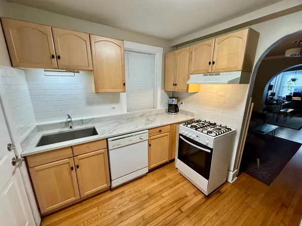 2832 W Wellington Ave, Chicago, IL 60618