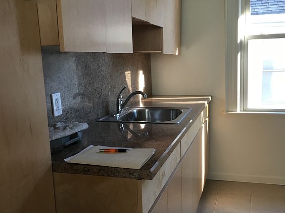 3rd image of 1023 Forest Ave