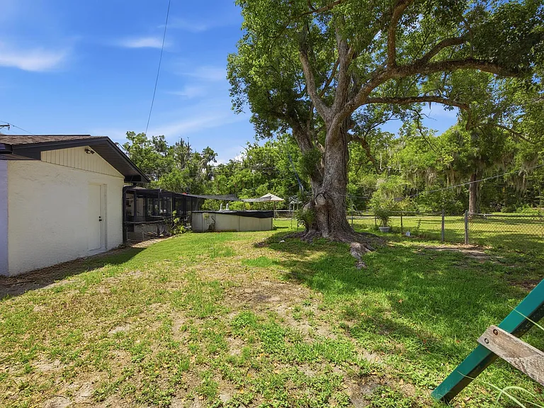 521 W Lutz Lake Fern Rd — Photo 34