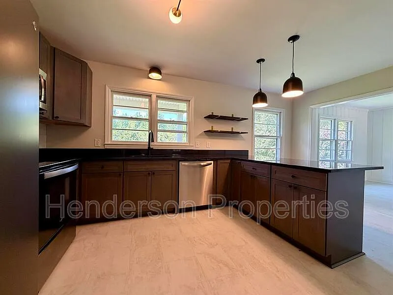 3 bed, 1.5 bath, 1500 sqft, $2,100 — Photo 3
