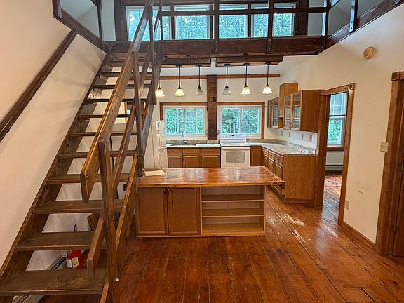5th image of 958 Main St Unit A