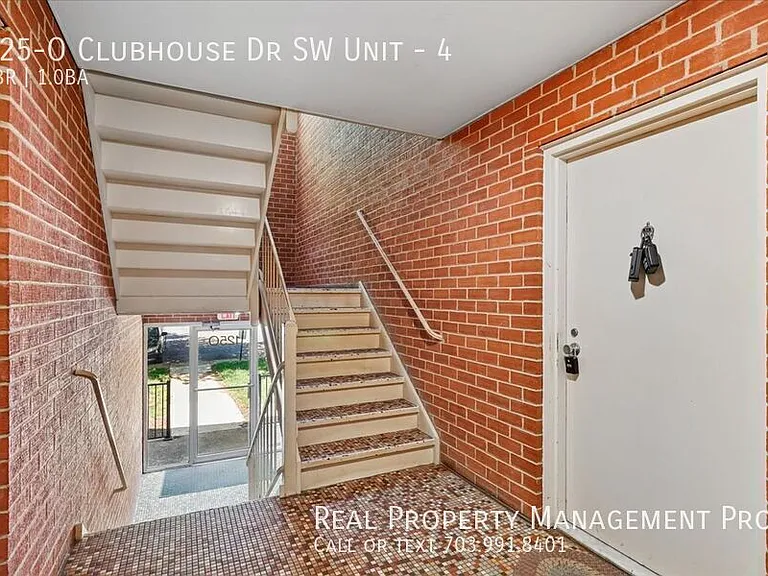 125O Clubhouse Dr SW #4 — Photo 3
