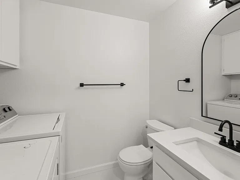 Talent Parkside Apartments — Photo 38