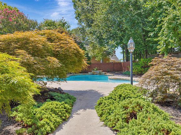 4th image of 11010 Farragut Hills Blvd