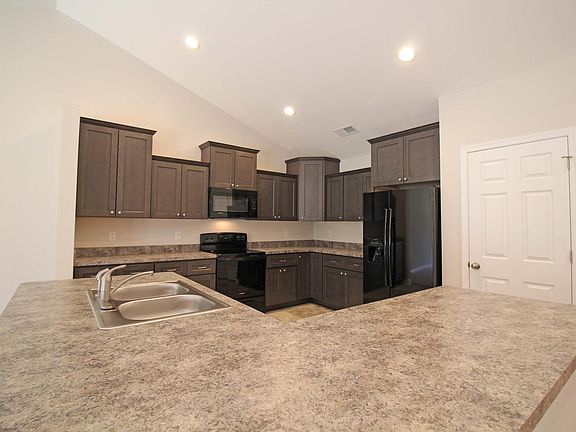 4th image of 155 Stratford Pl
