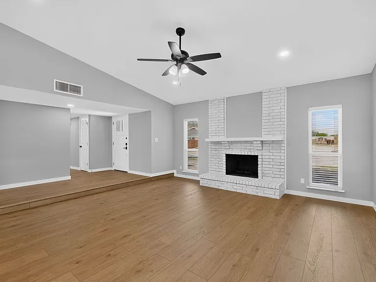 243 Woodhurst Dr — Photo 7