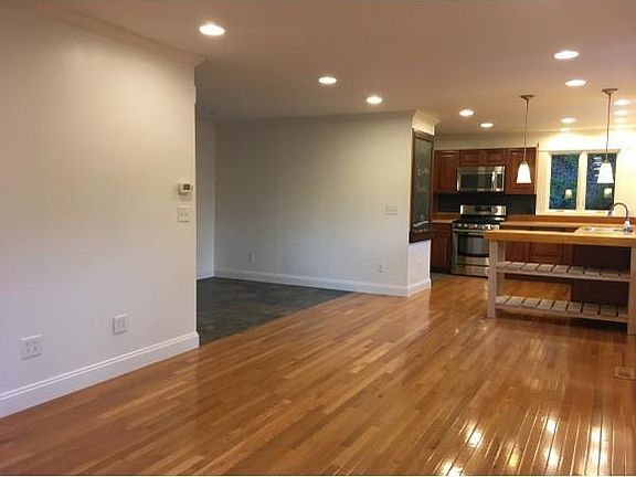 3rd image of 52 Evans St
