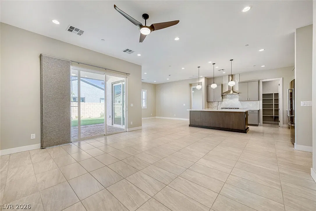 3 bed, 2.5 bath, 2406 sqft, $3,399 — Photo 4