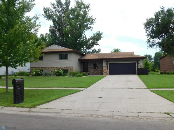 48 Prairiewood Dr S, Fargo, ND 58103