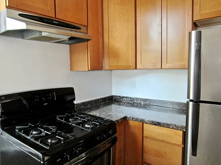 1332 W Erie St #2R — Photo 5
