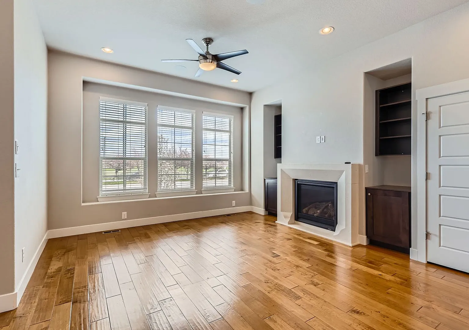 Beautiful- Open Concept - Updated - Main floor Primary BR - EV Plug in Garage- Solar Panels- Grea... — Photo 4