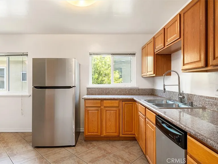 5851 Woodman Ave — Photo 12
