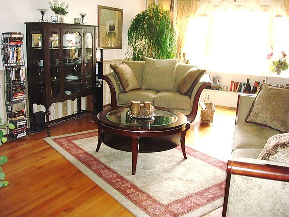 Large living room w/hardwood floor & ceiling fan.